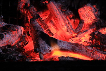 燃える炭火　バーベキューコンロ