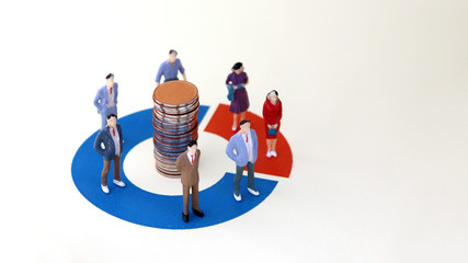 Miniature&nbsp;men&nbsp;and&nbsp;women&nbsp;standing&nbsp;on&nbsp;a&nbsp;donut&nbsp;graph. The concept of gender composition difference in the workplace.