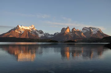 Crédence de cuisine en verre imprimé Cuernos del Paine matin au lac Pehoe, Parc National Torres del Paine, Patagonie, Chili. À gauche Grand Paine Hill, au milieu Paine Horns and Towers, à droite Admiral Grandson Hill