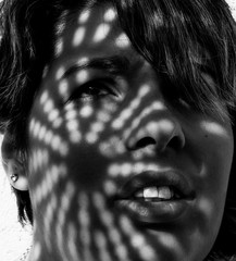 mujer blanco y negro sol sombras 