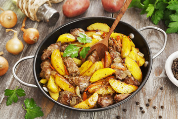 Potatoes stewed with chicken liver