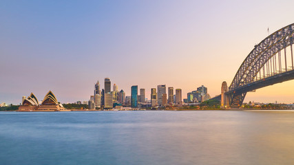 Naklejka premium Sydney Harbour i Cityscape o świcie