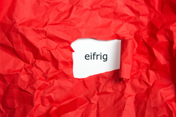 Schrift mit Gefühl eifrig auf roten Papier, aufgerissen und zerknüllt