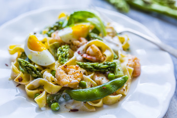 Tagliatelle with shrimps and green asparagus. 