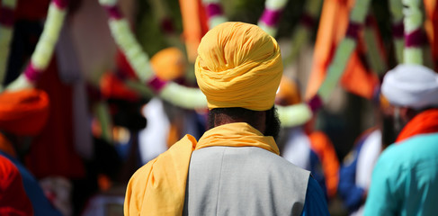 Sikh man with yellow turban during the religious celebration - obrazy, fototapety, plakaty