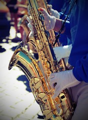 Obraz premium saxophonist with white gloves