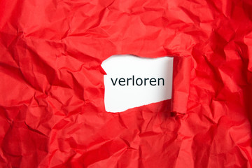 Schrift mit Gefühl verloren auf roten Papier, aufgerissen und zerknüllt
