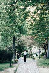 Obraz premium A young, sympathetic couple walks through the streets of the city