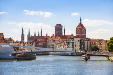 Obraz premium Old town of Gdansk with catwalk over Motlawa river, Poland