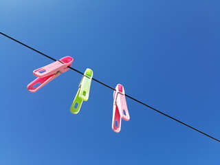 Pinces à linge colorées sous le ciel bleu