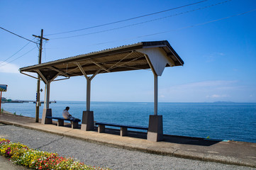 Fototapeta premium 海に一番近い駅の下灘駅ホーム