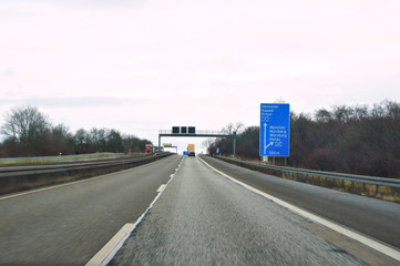 Autobahn A 5 nördlich von Frankfurt im Winter
