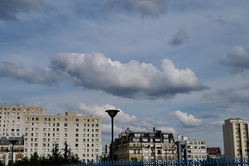 Nuage gris au dessus d'immeubles anciens. Paysage urbain