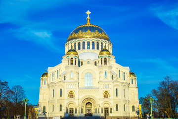 Fototapeta na wymiar sea St. Nicholas Cathedral in Kronstadt, Golden domes against the blue sky, 2018 may