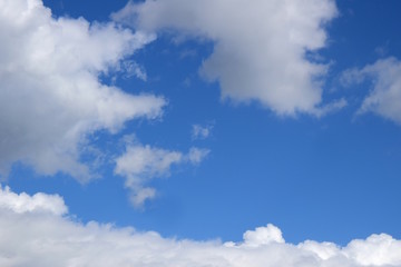 Hintergrund, weiße Wolken vor blauen Himmel