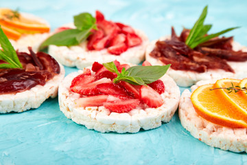 Snack with rice crispbread and fresh fruits