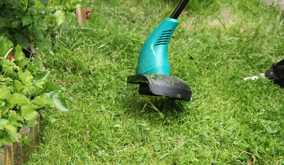 Taille de gazon avec un coupe-herbe © hcast