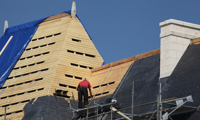 Chantier d'une toiture en ardoises