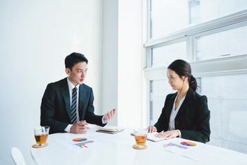 ビジネスイメージ・ミーティング・男性と女性