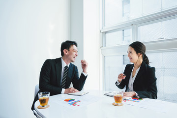 ビジネスイメージ・男女・笑顔