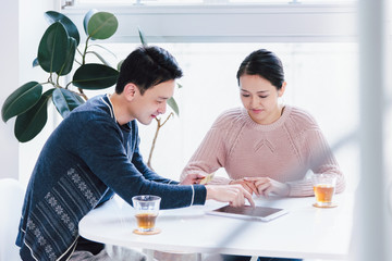 Obraz premium ネットショッピングの決済をクレジットカードで行うカップル