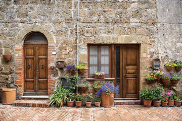 Fototapeta na wymiar Tipica casa di Sovana, borgo medievale della Toscana