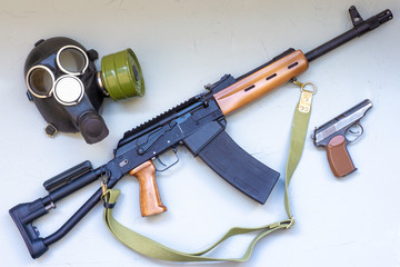 machine gun carbine pistol gas mask