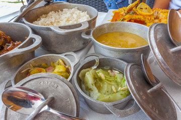 repas créole dans de petites marmites typiques, île de la Réunion 