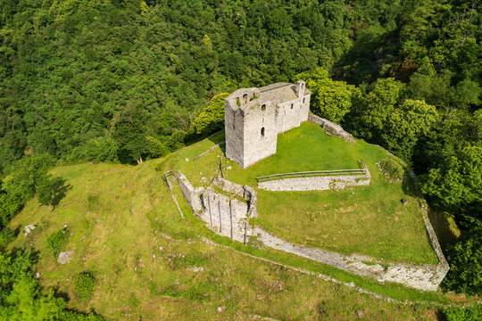 Valtellina (IT) - Costiera dei Cech - Castello di Domofole (1100) - Vista aerea