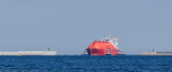 LNG TANKER - Red ship enters the port © Wojciech Wrzesień