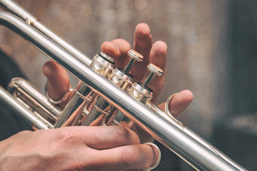 Obraz premium Hand of the Trumpeter on the buttons of trumpet