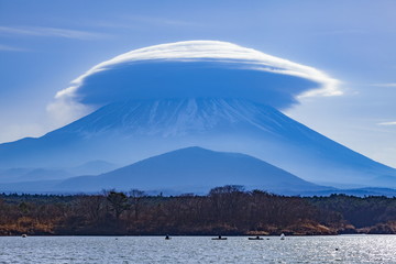 富士山と笠雲、山梨県精進湖にて