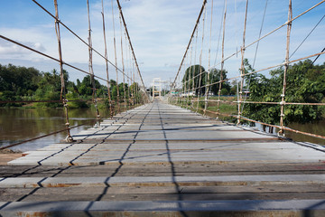 Obraz premium Old wooden suspended bridge