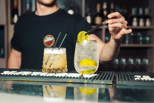 barman prepare cocktails