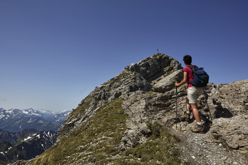 Fototapeta premium Bergwiese in den Alpen bei Oberstdorf