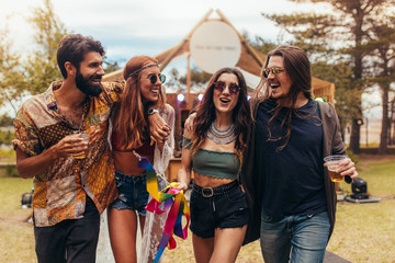 Friends having a great time at music festival - obrazy, fototapety, plakaty
