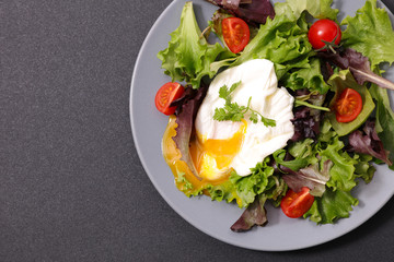 lettuce salad with poached egg