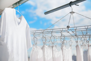 Fototapeta na wymiar 晴れた日に白いTシャツと白いタオルを洗濯して干す。家事・日常イメージ。
