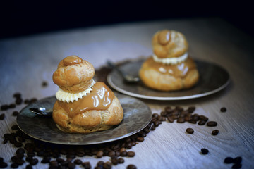 religieuse au café
