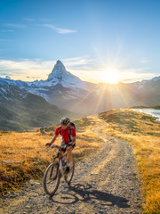 Fototapeta na wymiar Radfahren in der Schweiz bei Zermatt mit Matterhorn und Stellisee im Hintergrund