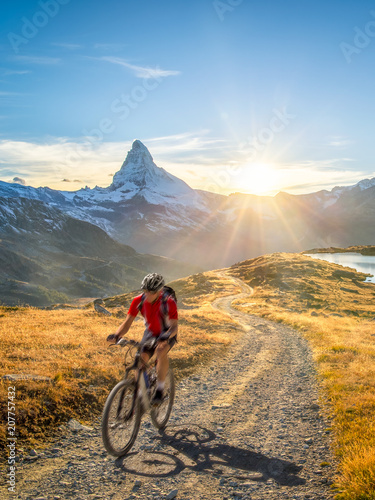 Radfahren In Der Schweiz Bei Zermatt Mit Matterhorn Und Stellisee Im  Hintergrund Wall Mural-eyetronic