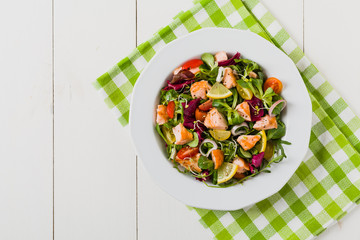 Delicious salad with pieces of grilled salmon.