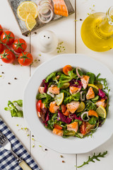 Delicious salad with pieces of grilled salmon.