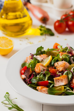 Delicious salad with pieces of grilled salmon.