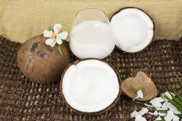 Obraz na płótnie Canvas Frische Kokosmilch und Kokosnüsse