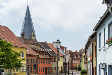 Nikolaikirche und Straße in Röbel an der Müritz in Mecklenburg-Vorpommern