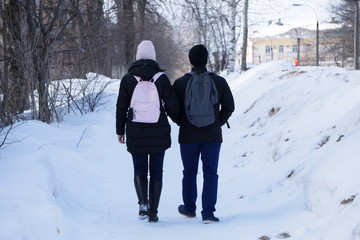 Fototapeta na wymiar Happy young couple walking in winter park .