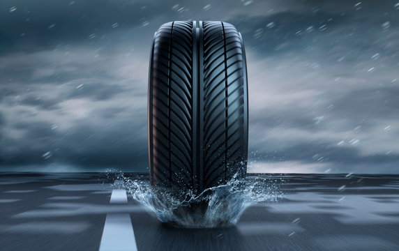 Reifen im Regen auf nasser Straße