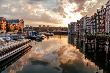Fototapeta na wymiar sunrise over the traditional Amsterdam houses on the Domarik canal
