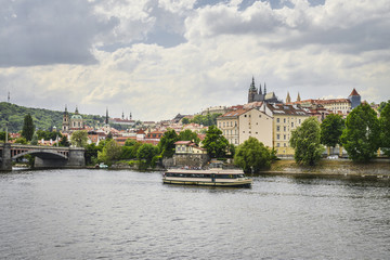 Fototapeta premium Widok z nabrzeża Pragi